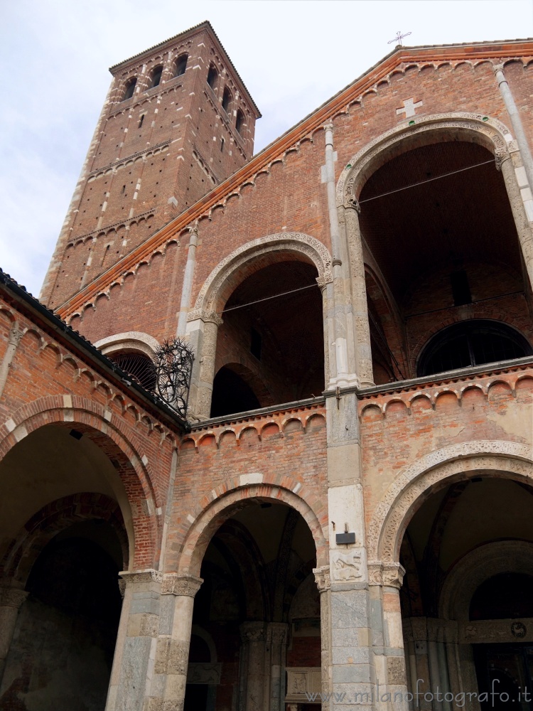 Milano - Dettaglio della facciata della Basilica di Sant'Ambrogio